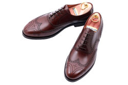 Eleganckie obuwie koloru brązowego typu brogues z gumową podeszwą. Szyte metodą ramową.
