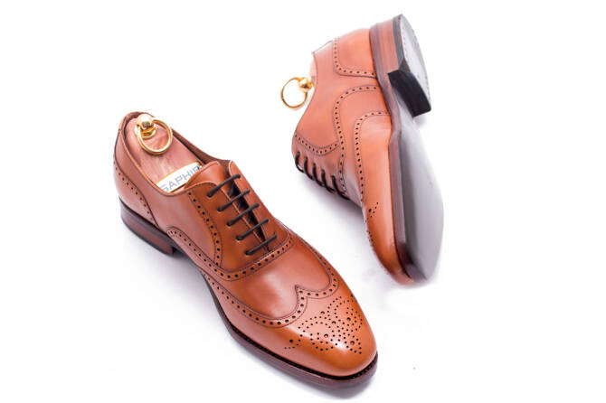 stylowe eleganckie obuwie męskie z perforacjami Patine 77006 sunny plus light brown. Eleganckie obuwie koloru jasno brązowego typu brogues z skórzaną podeszwą. Szyte metodą ramową.