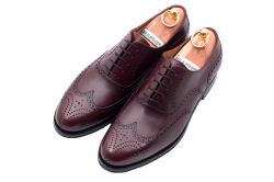 Eleganckie obuwie koloru bordowego typu brogues z gumową podeszwą. Szyte metodą ramową.