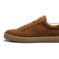 Ręcznie robione sneakersy na brązowej podeszwie, idealne do stylizacji smart-casual i codziennego użytku. Komfort i styl w jednym.