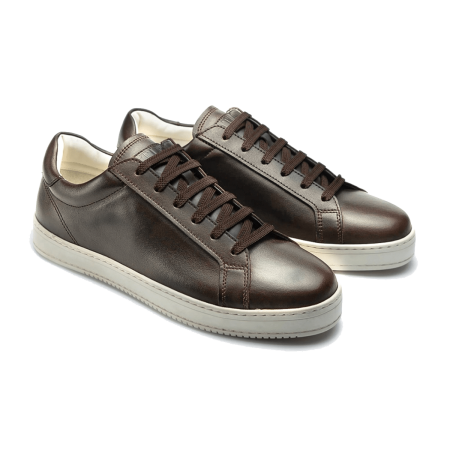 Ciemnobrązowe skórzane sneakersy męskie na gumowej  podeszwie w kolorze złamanej bieli