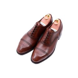 TLB 555 vegano marron..Eleganckie obuwie skórzane z ażurkami i dekoracyjnymi zdobieniami koloru brązowego typu brogues na skórzanej podeszwie. Szyte metodą goodyear welted.