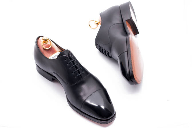 Czarne eleganckie obuwie 14588 typu boxcalf koloru czarnego z skórzaną podeszwą z wysokiej jakości skóry cielęcej licowej. Yanko shoes, Patine shoes, TLB shoes, buty eleganckie, buty garniturowe, buty ślubne, buty biznesowe, buty biurowe. 