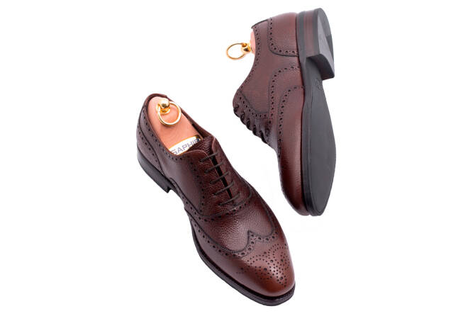 stylowe eleganckie obuwie męskie z perforacjami tlb 527 country marron. Eleganckie obuwie koloru brązowego typu brogues z skórzaną podeszwą. Szyte metodą ramową.
