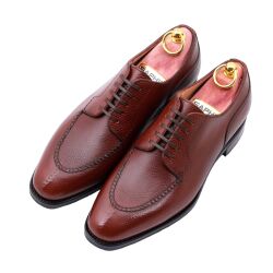 Eleganckie półformalne  obuwie koloru brązowego typu derby z gumową podeszwą. Szyte metodą ramową.