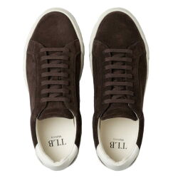 Sneakersy TLB S2 z brązowego zamszu – ręcznie wykonane w Hiszpanii, styl smart casual, komfort, elegancja i nowoczesny design na co dzień.