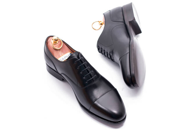 Eleganckie czarne obuwie Patine 77001. Obuwie wykonane z najwyższej jakości skóry.